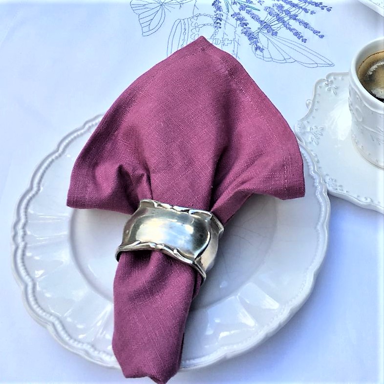 Stoffservietten-Der heimliche Star auf dem Esstisch
Eyecatcher durch kräftige Farben hier Beere