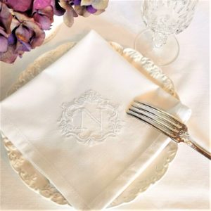 Stoffservietten-der heimliche Star auf dem Esstisch
weisse Stoffserviette mit Monogramm