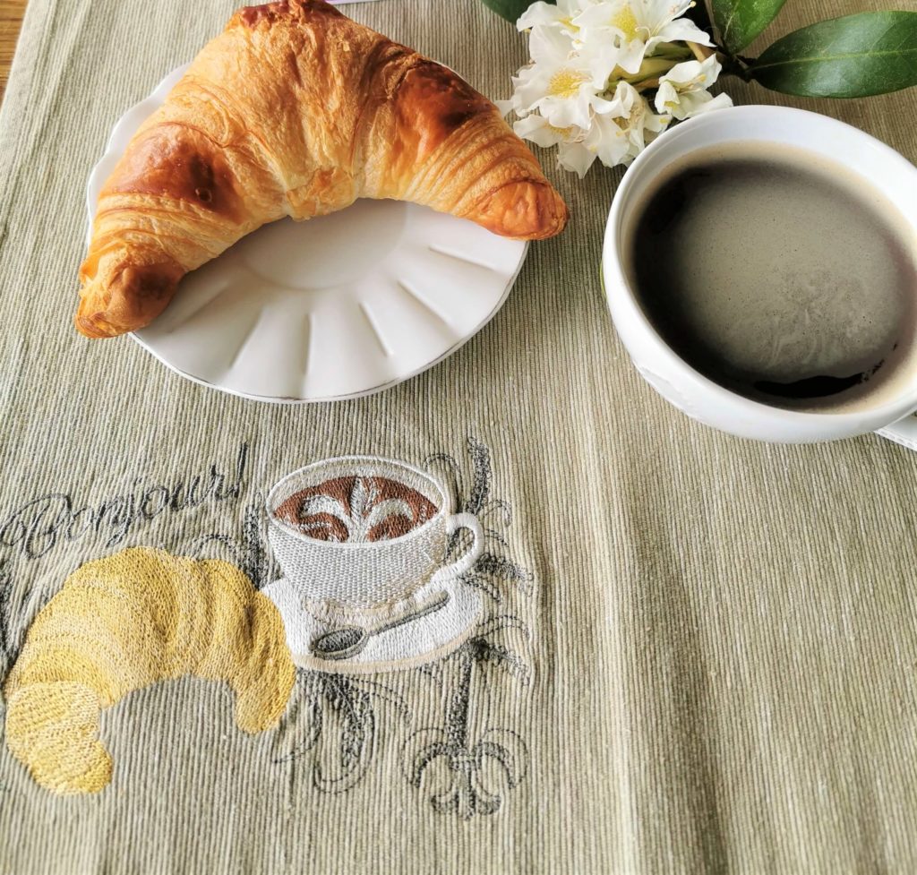 Leinenstischset mit Croissant und Café
französischer Flair auf dem Tisch gegen Sehnsucht zuhause