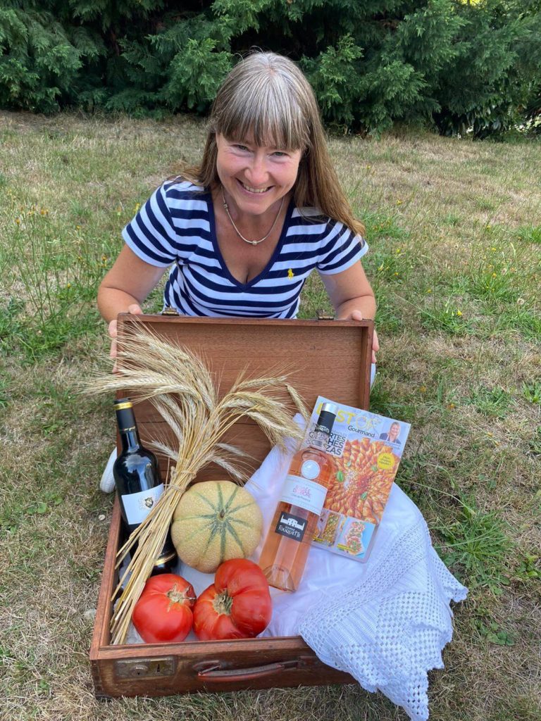 Französischer Flair für Zuhause Obst, Wein, Gemüse, altes Leinen gegen Sehnsucht