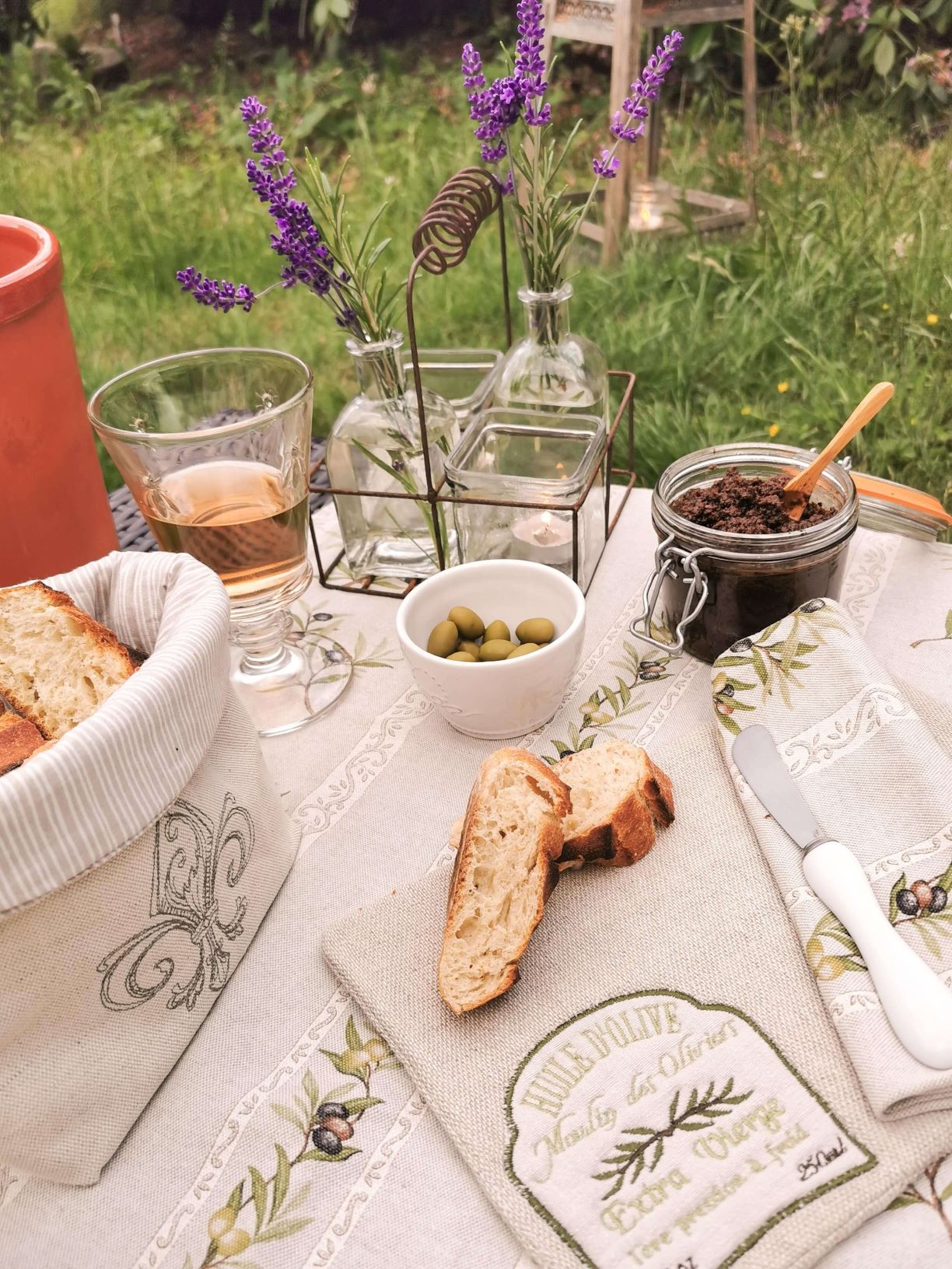 franzoesische tischdeko apero im garten