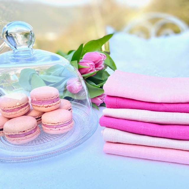 Macarons und Servietten aus Leinen bringen französisches Ambiente auf den Tisch