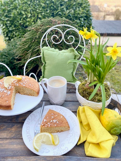 Kaffee und Kuchen Zitronen und gelbe Servietten
