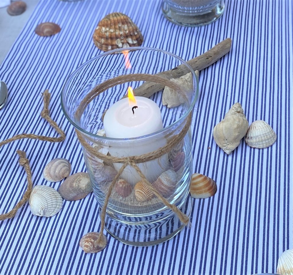 maritime Tisch Deko für französisches Menü wie am Meer Windlicht mit Muscheln, Sand und Sisalband als maritime Tischdeko