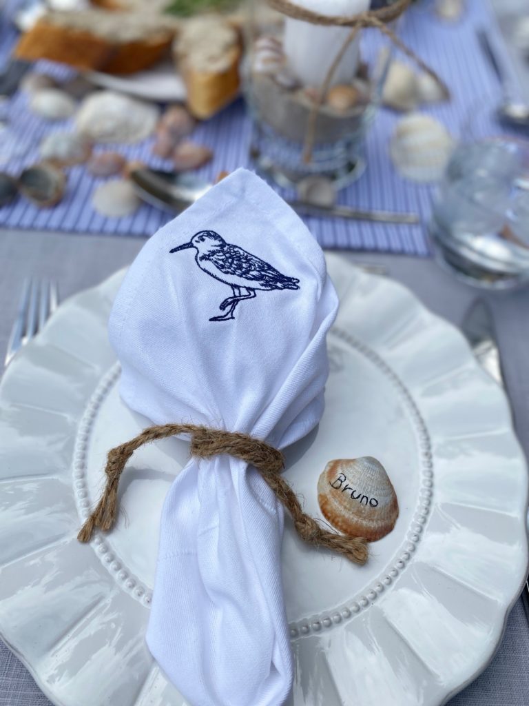 Serviette mit gestickter Möwe maritime Deko mit Muschel