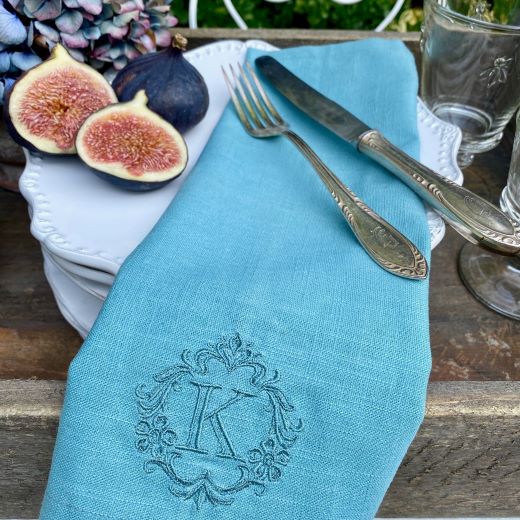 leinenserivette mit monogramm auf rustikalem Tisch