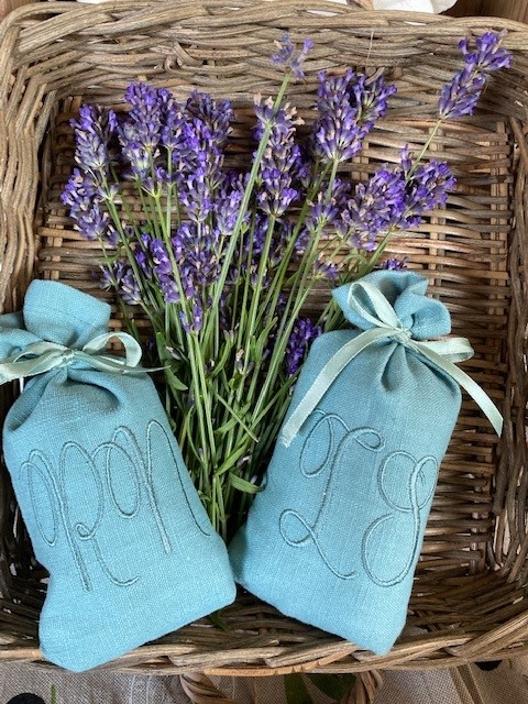 Duftsäckchen Lavendel mit Sault-Monogramm aus salbeigrünem Leinen, mit frischem Lavendel