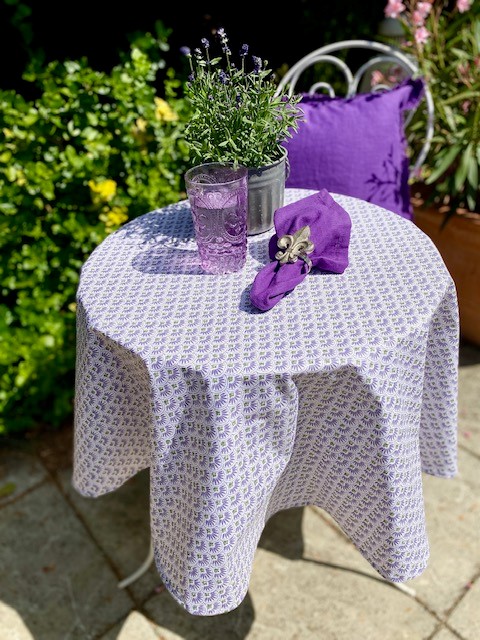 runde Tischdecke lila