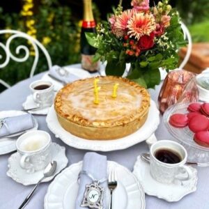 elegant gedeckter kaffeetisch mit kuchen im franzoesischen stil