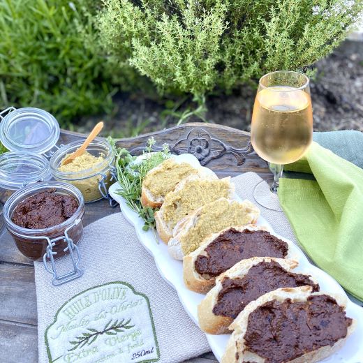 Tapenade aus Oliven gruen und schwarz