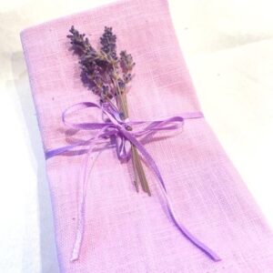 Leinenserviette gefaltet mit Lavendeldeko
