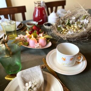 Ostertischdeko mit Leinenservietten und Tischdecke aus Leinen