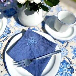 Serviette aus Leinen mit Stickerei blau