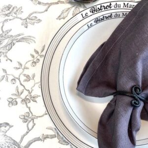 Leinenserviette dunkelgrau auf franzoesischer Tischdecke aus Leinen