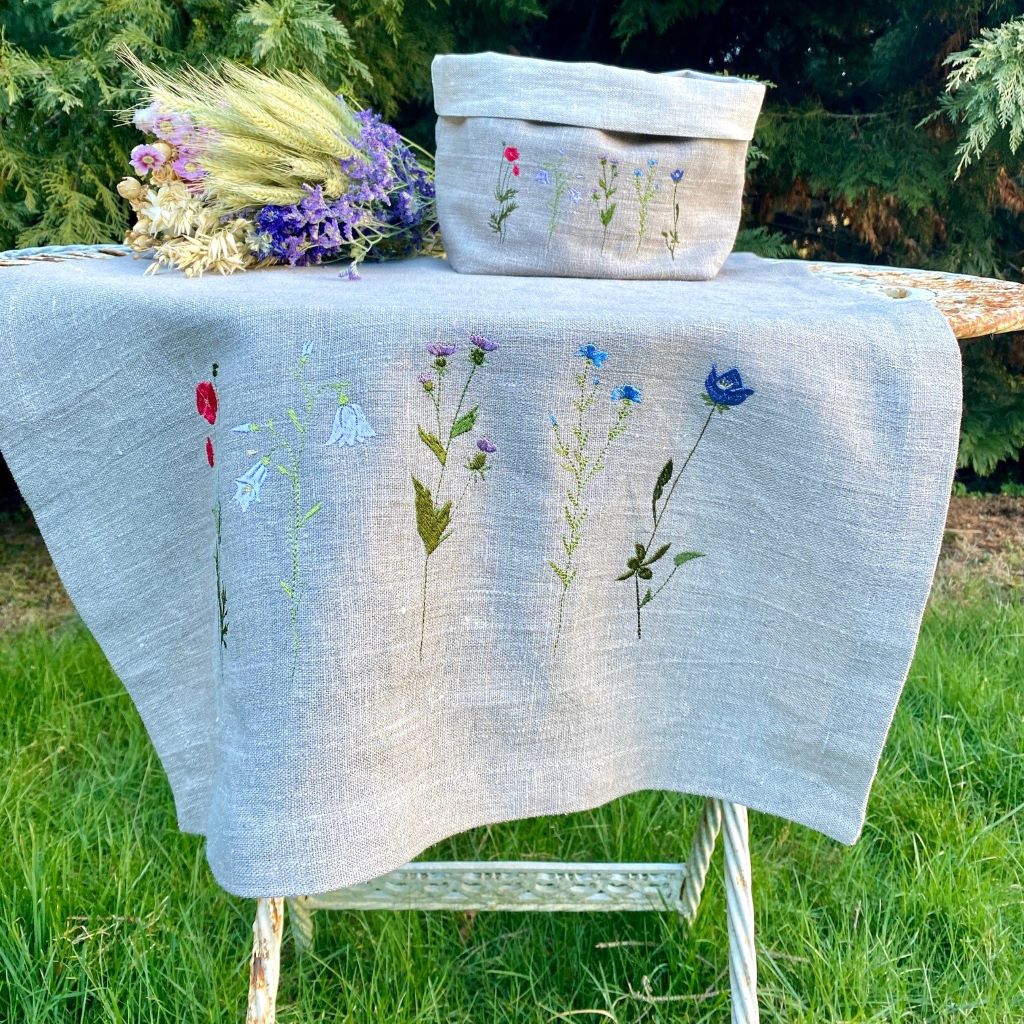 Tischläufer aus Leinen mit bunter Wildblumenstickerei – handgefertigt im Atelier Luhabru