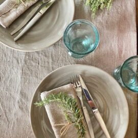 Tischdecke aus grobem Leinen