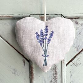 Lavendelherz aus Leinen mit gesticktem Lavendelstrauß und Schleife, daneben getrockneter Lavendel
